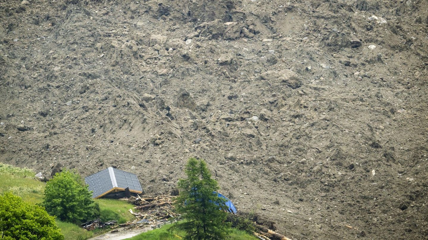 Ein großer Teil des Dorfes Blatten im Walliser Lötschental wurde unter den Massen von Eis, Schlamm und Felsen begraben