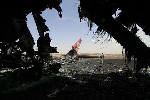 Flugzeugtrümmer auf dem Flughafen von Sanaa (Archivfoto)