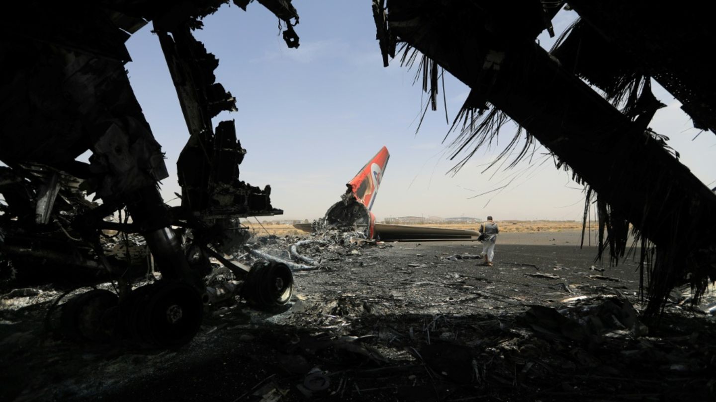 Flugzeugtrümmer auf dem Flughafen von Sanaa (Archivfoto)