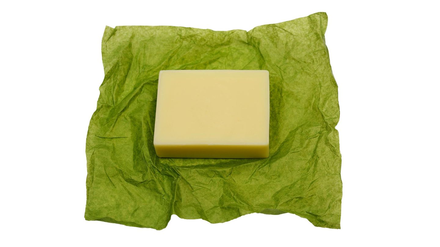 Ein Stück Hartshampoo auf einem grünen Tuch Ein Stück Hartshampoo auf einem grünen Tuch
