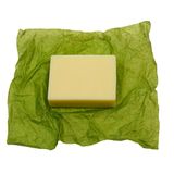 Ein Stück Hartshampoo auf einem grünen Tuch