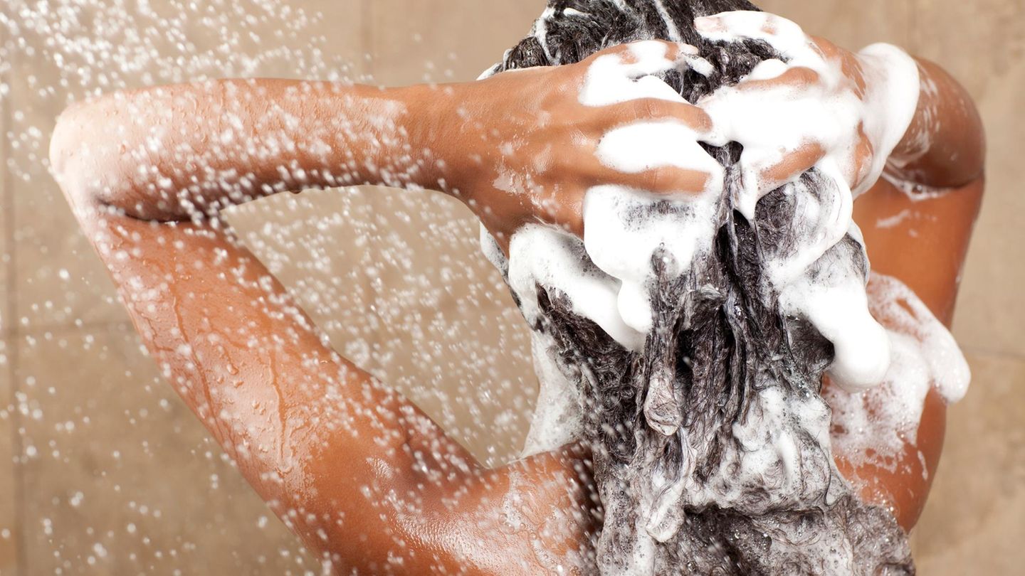 Eine Frau wäscht sich die Haare Eine Frau wäscht sich die Haare