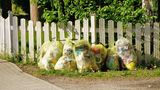 Gelbe Müllsäcke an einem Gartenzaun