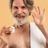 Ein bärtiger Mann verwendet Zahnseide