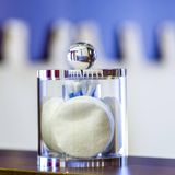 Eine  Glasdose mit Abschminkpads aus Watte