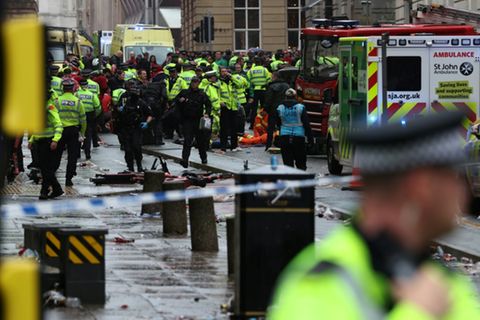 Einsatzkräfte am Ort des Geschehens in Liverpool