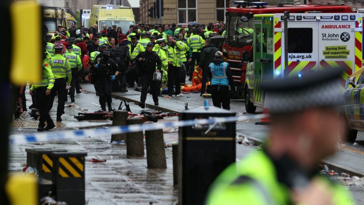 Einsatzkräfte am Ort des Geschehens in Liverpool