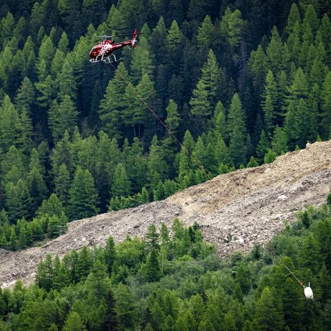 Schweiz: Ein Helikopter der Air Zermatt fliegt über ein Gemisch aus Eisblöcken und Felsbrocken