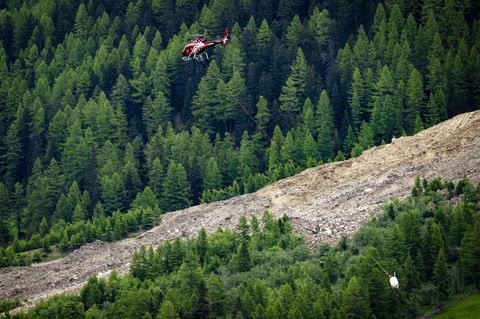 Schweiz: Ein Helikopter der Air Zermatt fliegt über ein Gemisch aus Eisblöcken und Felsbrocken