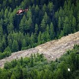Ein Helikopter der Air Zermatt fliegt über das Gemisch aus Eisblöcken und Felsbrocken