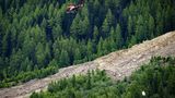 Ein Helikopter der Air Zermatt fliegt über das Gemisch aus Eisblöcken und Felsbrocken