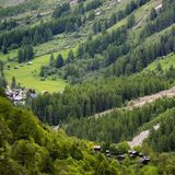 Auf der linken Seite sind Häuser zu sehen, rechts die Überreste der Lawine