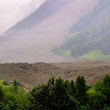 Eine große Lawine mit einem Gemisch aus Eis, Fels, Schnee und Wasser erreicht den Talboden in Wiler