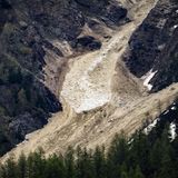 Mehrere Lawinen mit Gletscher-, Schnee- und Nebeltrümmern gingen nun vom Birchgletscher im Lötschental ab