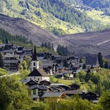 Einen Tag nach der gewaltigen Lawine, am 29. Mai, ist das Dorf Kippel im Vordergrund zu sehen, dahinter die durch den Abbruch des Birkengletschers ausgelöste Gerölllawine
