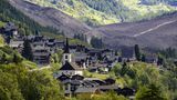 Einen Tag nach der gewaltigen Lawine, am 29. Mai, ist das Dorf Kippel im Vordergrund zu sehen, dahinter die durch den Abbruch des Birkengletschers ausgelöste Gerölllawine