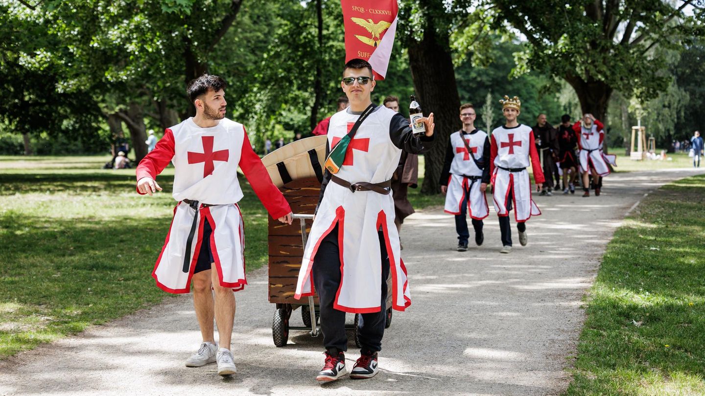 29. Mai: Auf dem Kreuzzug ins Glück Berlin, Deutschland. Diese jungen Männer sind entweder auf einem Kreuzzug oder auf der Suche nach dem Heiligen Gral. Sollten sie den finden, trinken sie bestimmt erst einmal Bier daraus