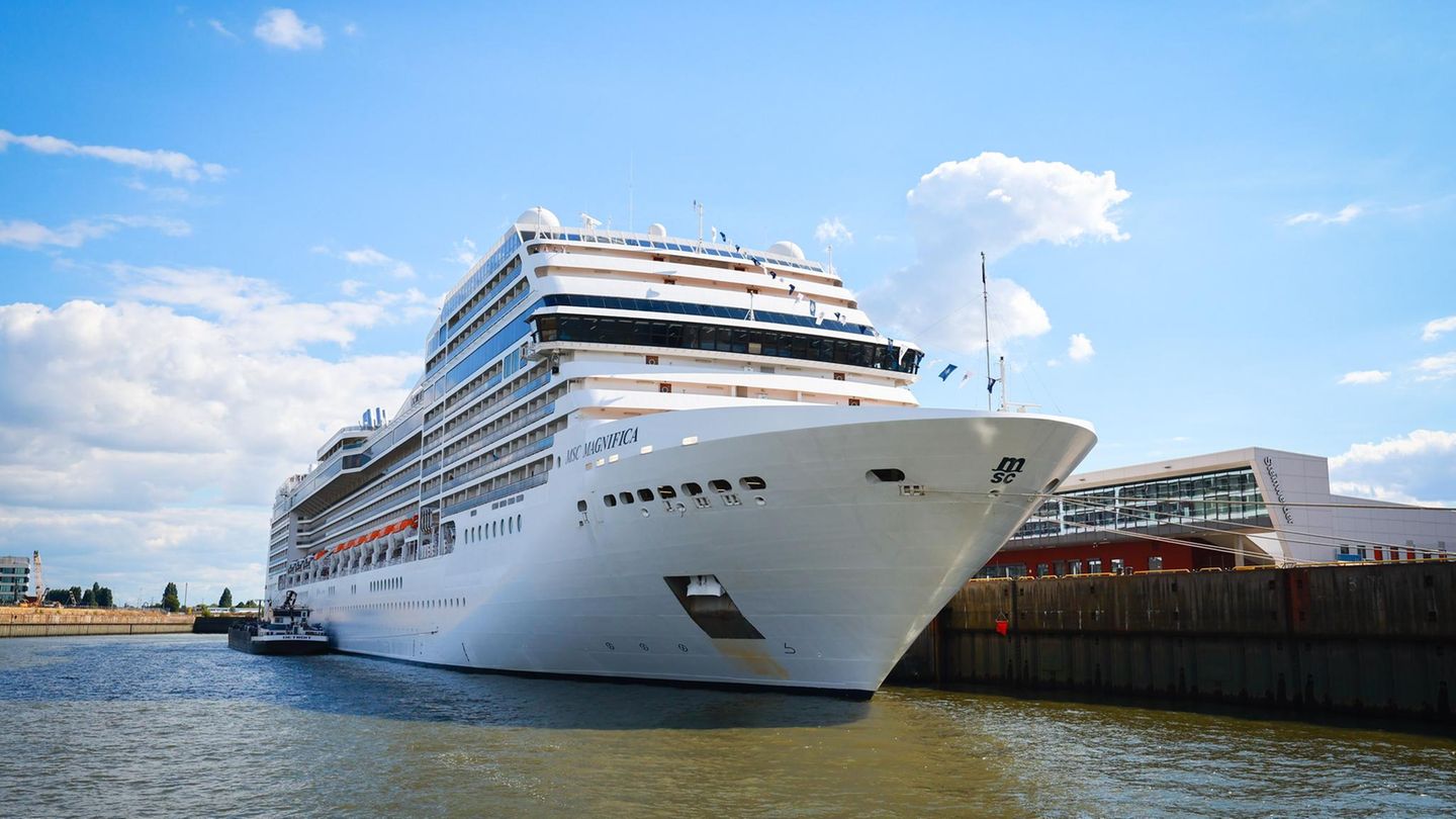 Das Kreuzfahrtschiff "MSC Magnifica" liegt im Hamburger Hafen vertäut