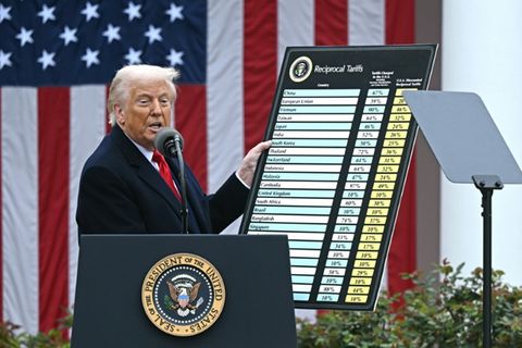 US-Präsident Donald Trump zeigt Tafel mit seinen Zöllen