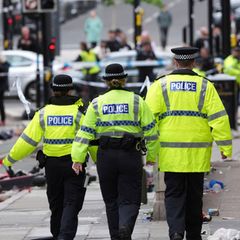 Polizisten nach dem Vorfall in Liverpool am Unglücksort