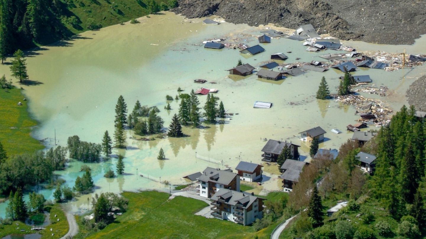 Das zerstörte Blatten mit dem aufgestauten Fluss Lonza
