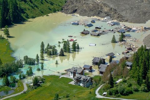 Das zerstörte Blatten mit dem aufgestauten Fluss Lonza