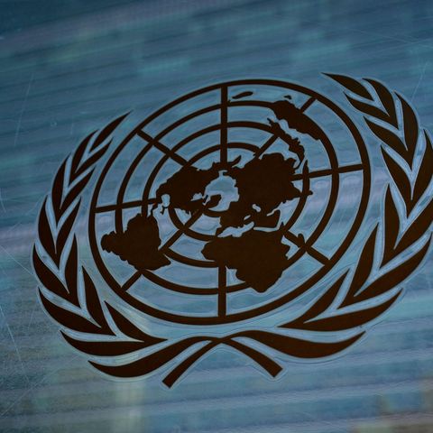 Das Symbol der Vereinten Nationen ist vor dem Sekretariatsgebäude am UN-Hauptsitz