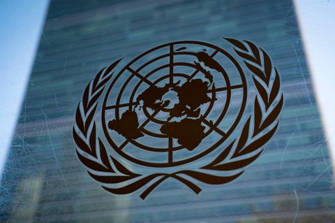 Das Symbol der Vereinten Nationen ist vor dem Sekretariatsgebäude am UN-Hauptsitz