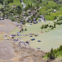 Die Lonza kann nicht abfließen, der Stausee dürfte bald überlaufen. Foto: Jean-Christophe Bott/KEYSTONE/dpa