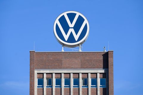 Das VW-Logo auf dem Markenhochhaus im Volkswagen-Stammwerk