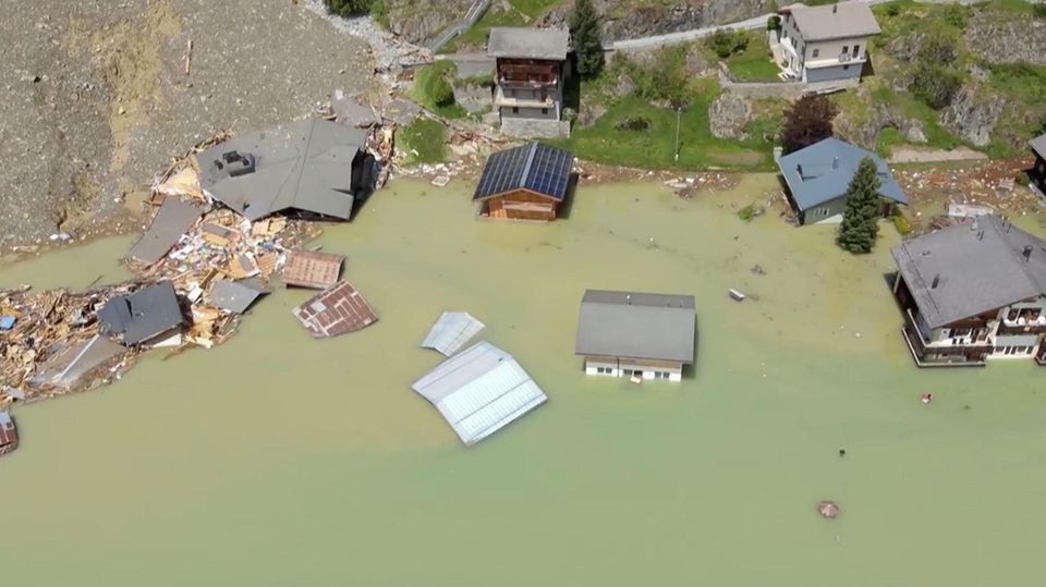 Blatten steht vollständig unter Wasser: Aufnahmen zeigen das Unterwasserdorf Das Dorf Blatten steht vollständig unter Wasser