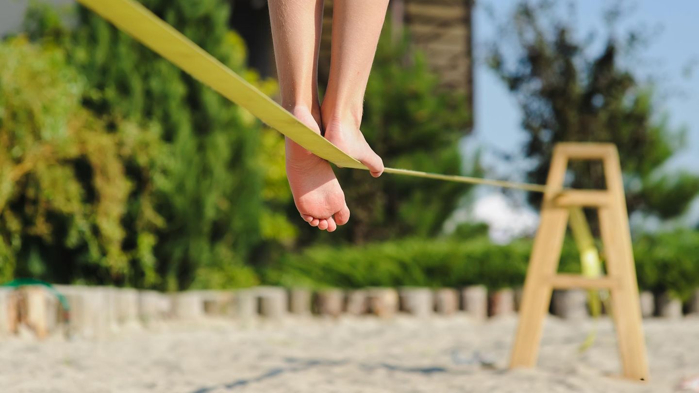Fasten the slackline without a tree: alternatives for garden, beach & park