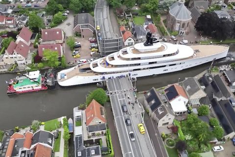 Millimeterarbeit: XXL-Yacht quetscht sich durch Wohngebiet