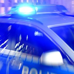 Augsburg: Ein Polizeiwagen mit Blaulicht