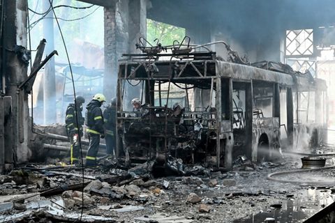 Einsatzkräfte in Busdepot in Charkiw