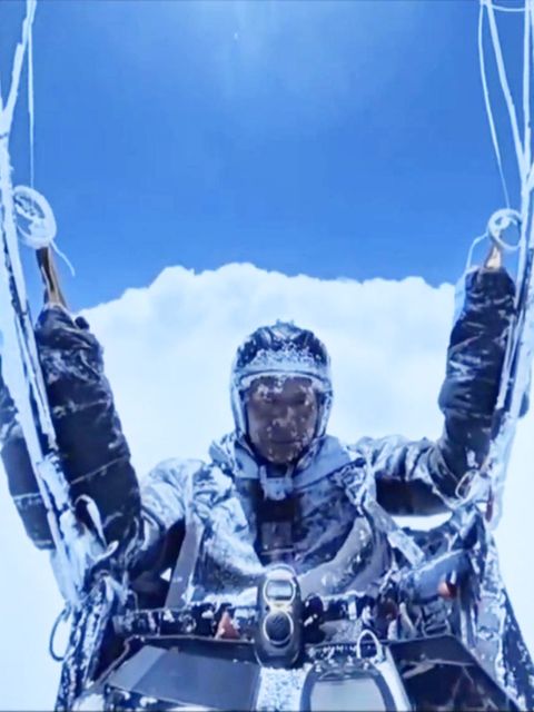 Ein Paraglider ist völlig vereist während seines Fluges