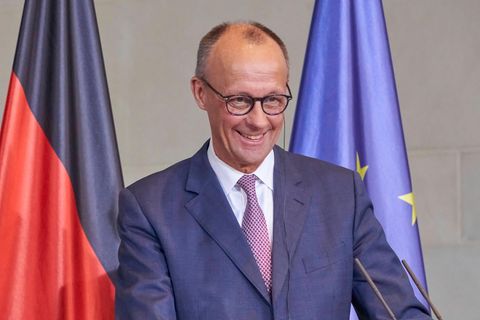 Friedrich Merz (CDU) lächelt bei der Verleihung des Karls-Preises in Aachen