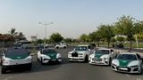 Cybertruck, Bentley, Rolls-Royce und Audi R8 stehen nebeneinander