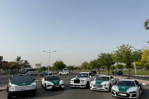 Cybertruck, Bentley, Rolls-Royce und Audi R8 stehen nebeneinander