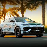 Ein Lamborghini Urus fährt in der Abendsonne