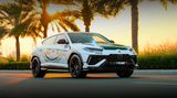 Ein Lamborghini Urus fährt in der Abendsonne