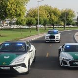 Ein Ein Elektro-Lotus fährt neben einem Audi R8