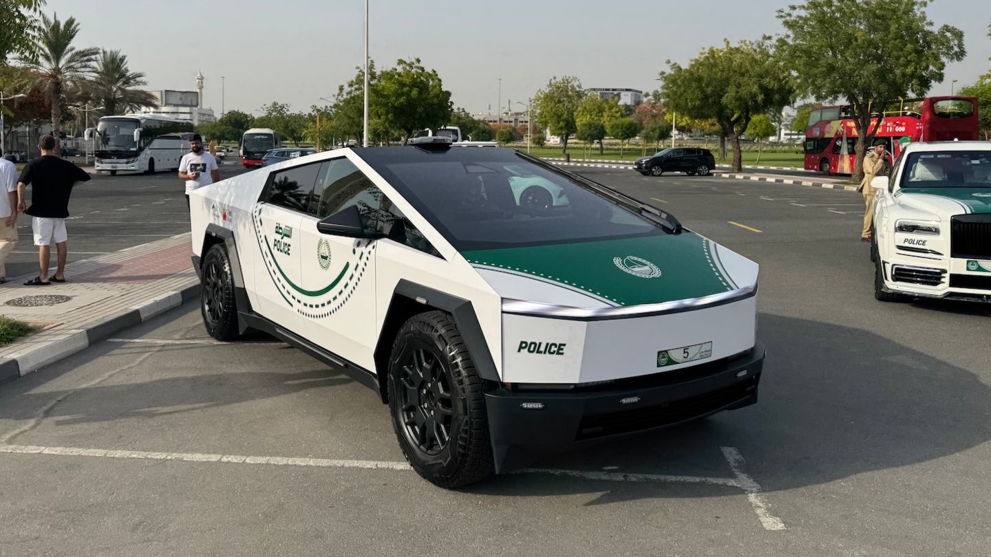 Ein Cybertruck der Dubai Police