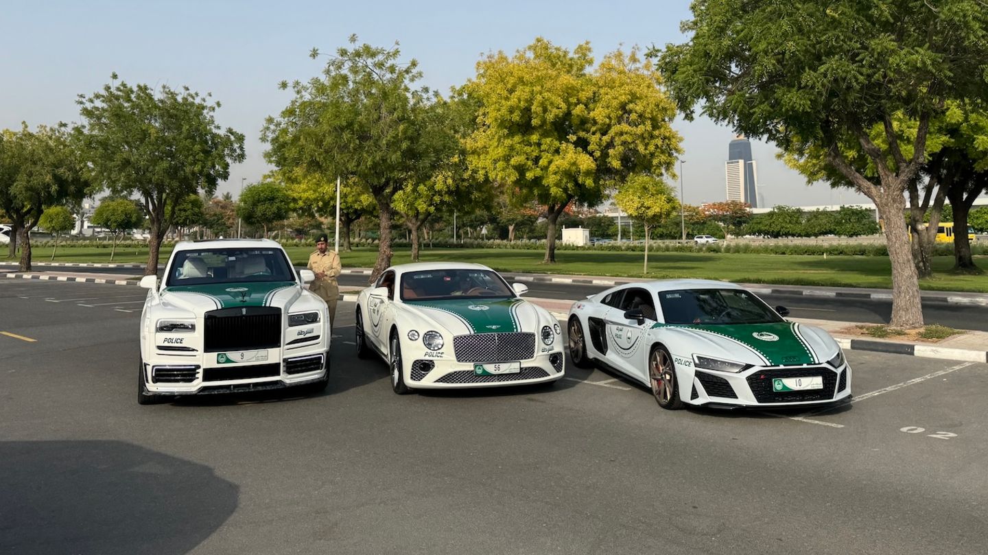 Ein Rolls-Royce, ein Bentley und ein Audi R8 stehen nebeneinander