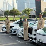 Polizisten aus Dubai posieren vor ihren Autos