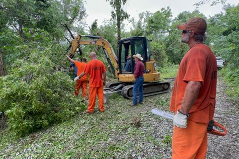 Häftlinge aus einem Gefängnis in Oklahoma helfen bei Aufräumarbeiten nach einem Tornado
