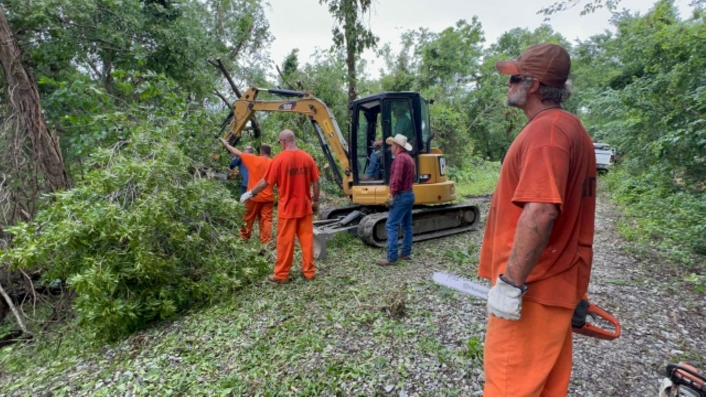 Häftlinge aus einem Gefängnis in Oklahoma helfen bei Aufräumarbeiten nach einem Tornado