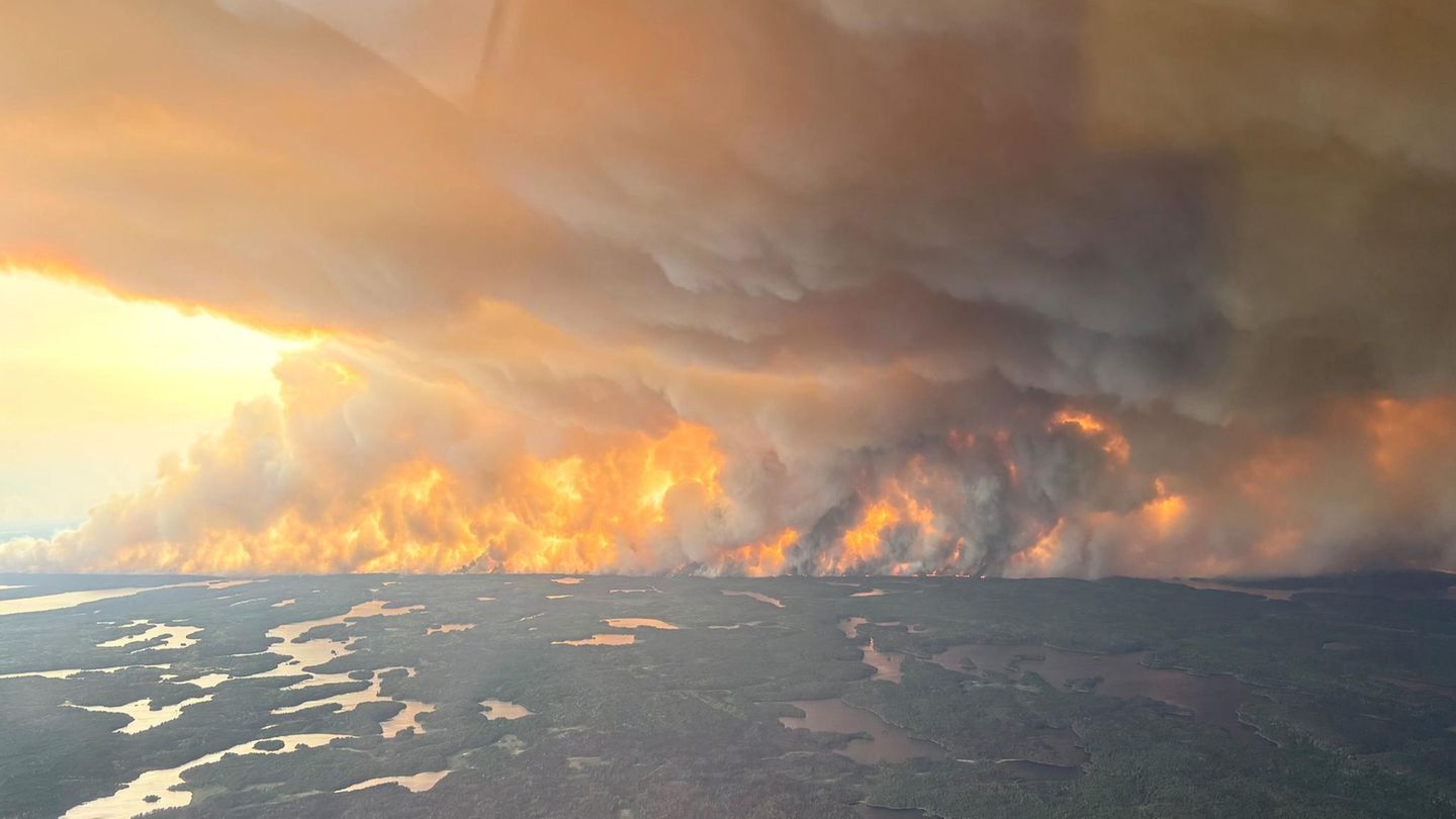 Luftbild des Waldbrandes in der Nähe von Flin Flon, in Kanadas Provinz Manitoba
