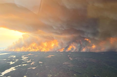 Luftbild des Waldbrandes in der Nähe von Flin Flon, in Kanadas Provinz Manitoba