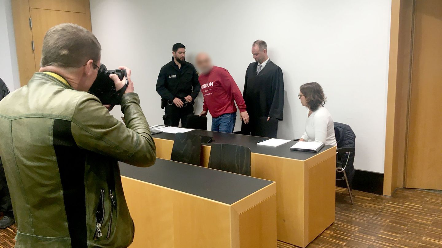 Weil er einen Priester mit Nacktfotos des Geistlichen erpresst hatte, ist der Angeklagte (Mitte) zu einer Haftstrafe auf Bewähru